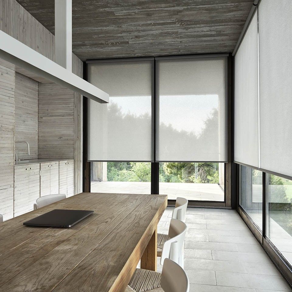 Cortina roller screen que permite visibilidad hacia el exterior en Viña del Mar